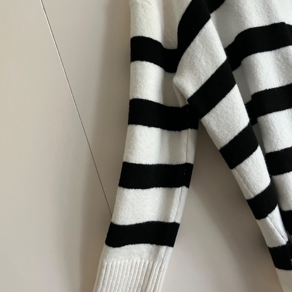 Woman s Sweater - Picture 4 of 4